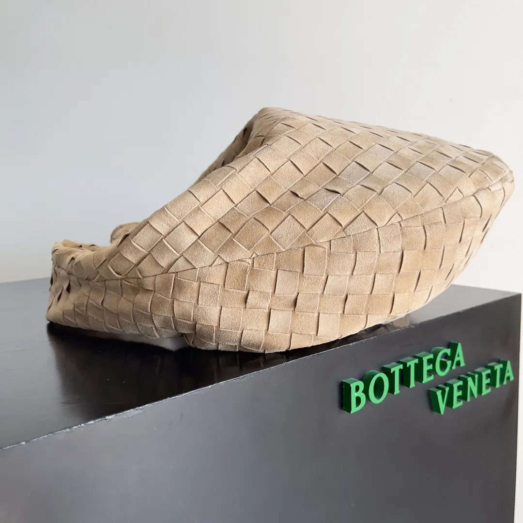Batch 1960 #BV 𝗝𝗢𝗗𝗜𝗘# Street style’s new favorite fashionable large size 𝙟𝙤𝙙𝙞𝙚 It’s coming, it’s coming, it’s really coming! I have always thought that knitted BV is old-fashioned, until I met it - 𝙟𝙤𝙙𝙞𝙚, I realized that the original classic knitting elements and the new knot element design can be so fashionable! I have to admire Daniel Lee’s design talent! Large capacity to meet daily needs! Fashionable and versatile, it’s perfect for concave shapes, take it out to hit the streets! Size: 48*40*16 Style No. #600261